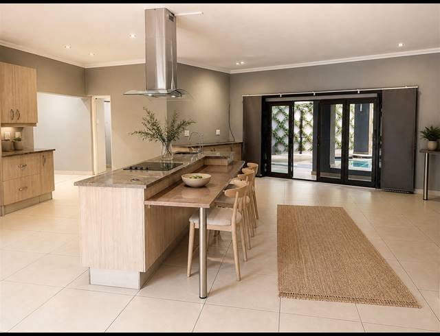 6 BEDROOM HOUSE FOR SALE IN BRYANSTON